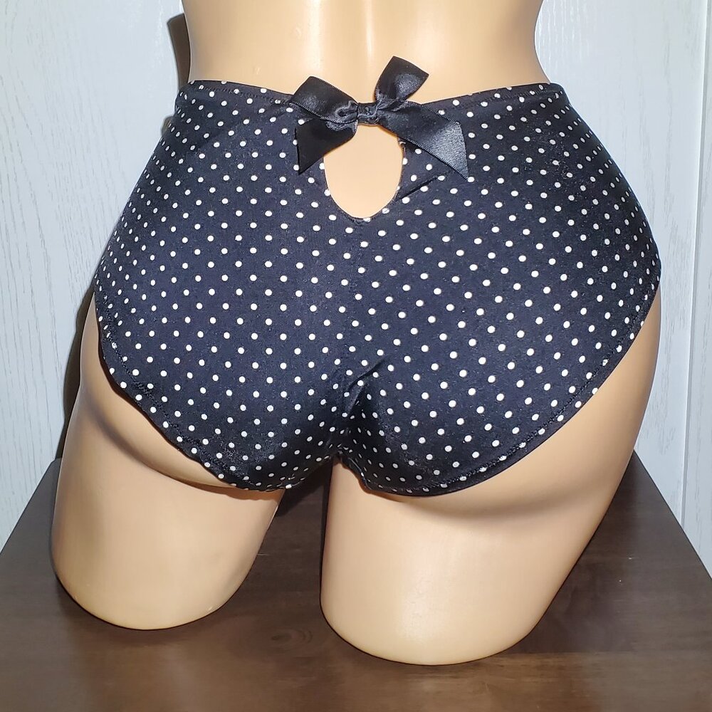 Victoria's Secrets HipHugger Panties. New with Tags Size Large.